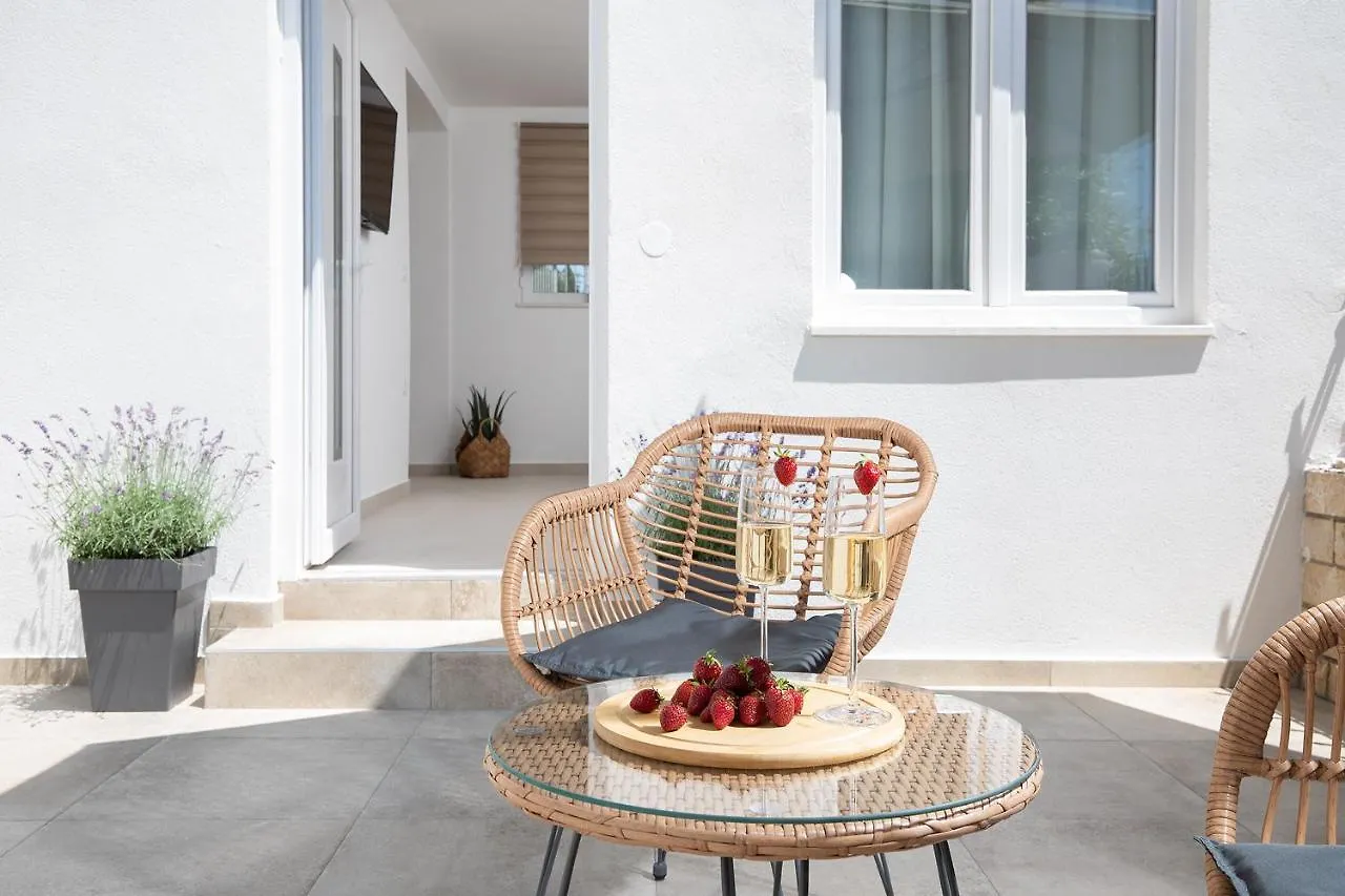 Apartments And Rooms Jakic Guest house