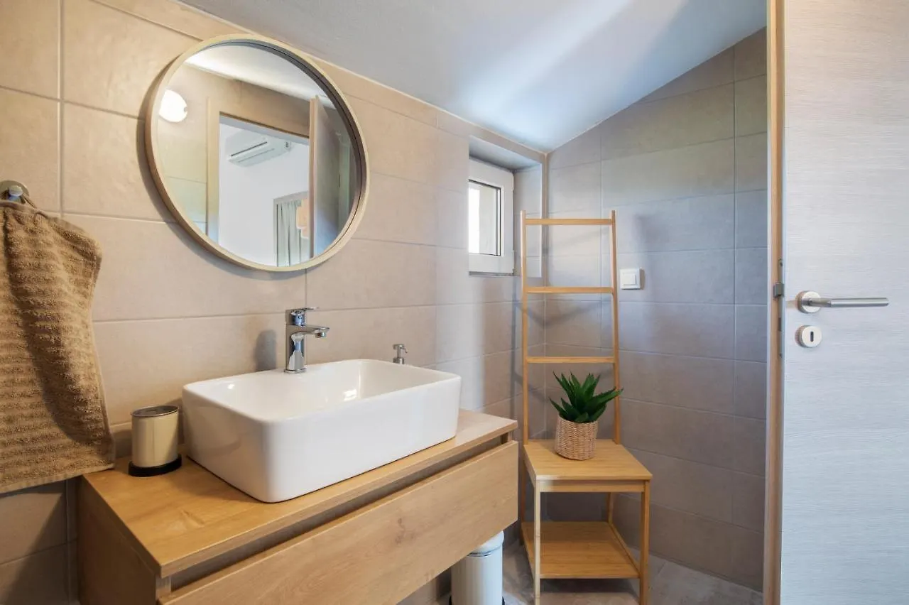 Guest house Apartments And Rooms Jakic